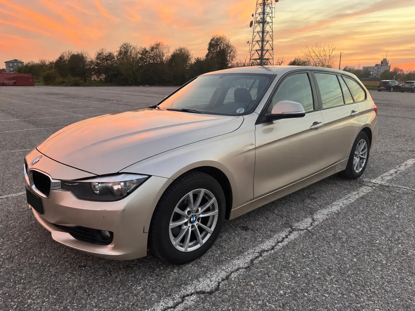 BMW 316d Touring — vista frontale laterale al tramonto