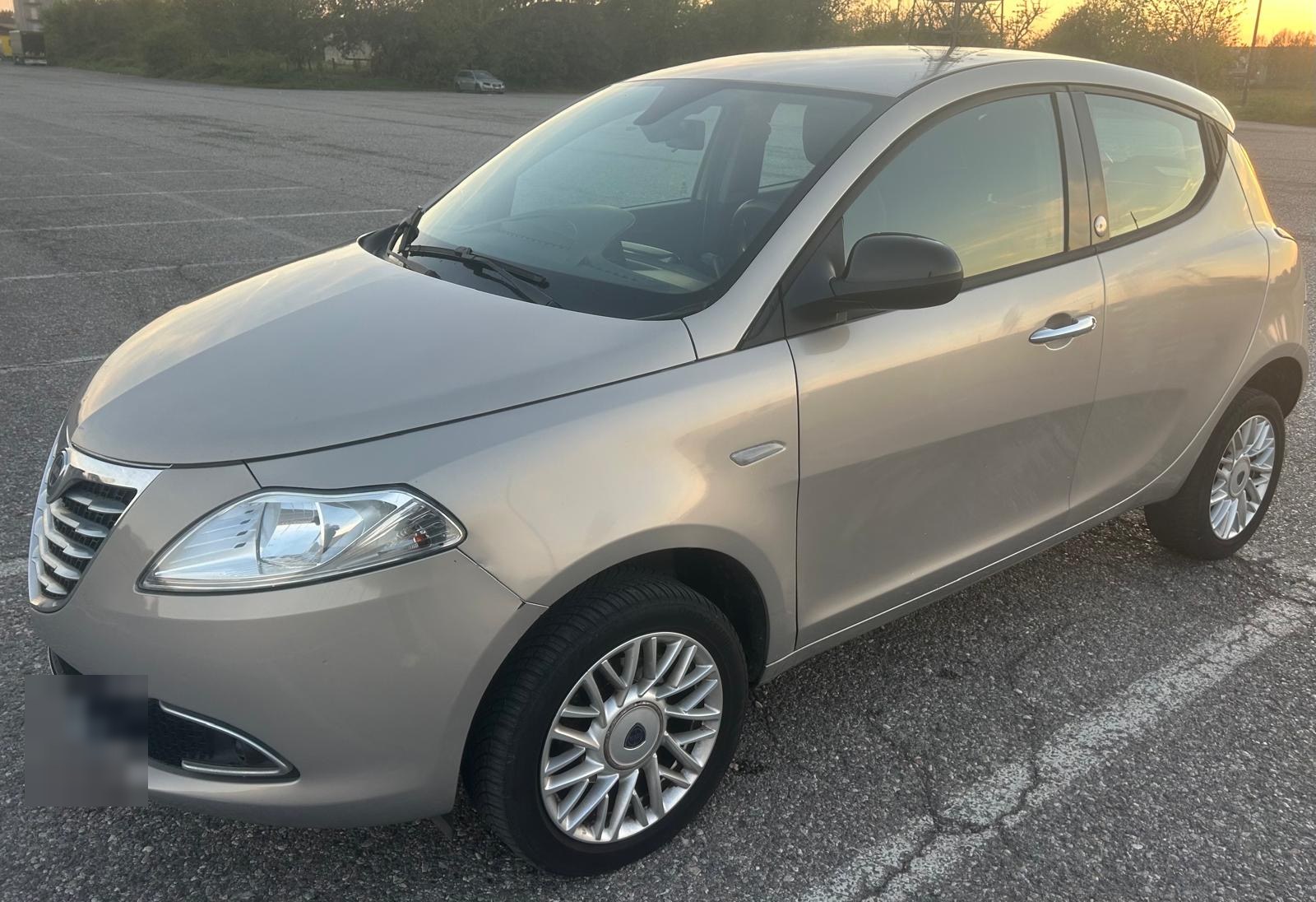 Lancia Ypsilon — vista frontale laterale